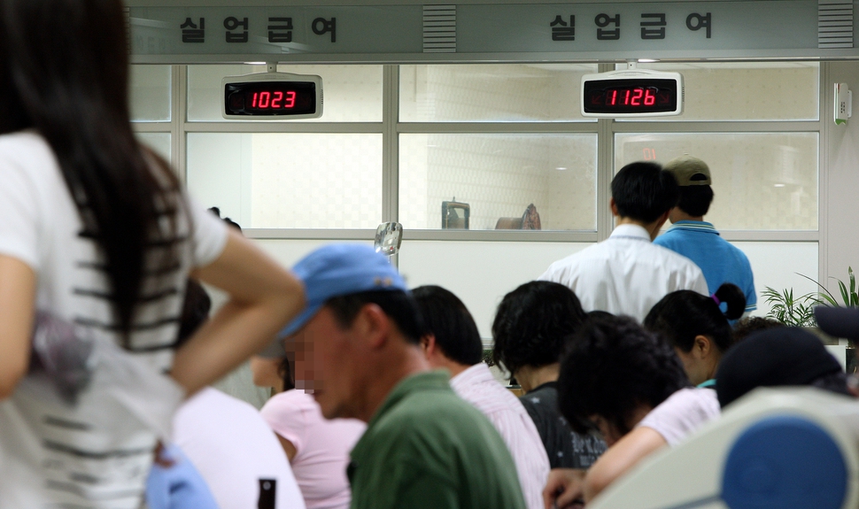 서울의 한 고용센터에서 실업급여를 신청하려는 사람들이 대기표를 뽑고 자신의 순서를 기다리고 있다. 김봉규 기자 bong9@hani.co.kr