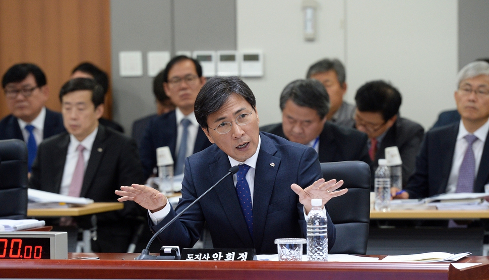 안희정 충남도지사가 27일 오전 충남도청에서 열린 국회 행정안전위원회 국정감사에서 답변하고 있다. 충남도 제공