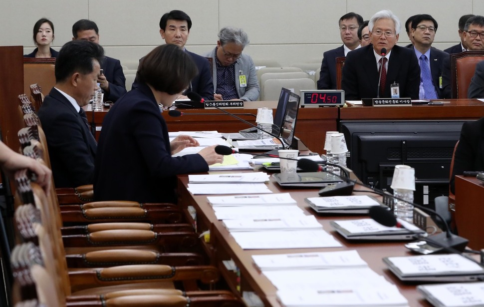 고영주 방송문화진흥회 이사장이 27일 오후 국회 과학기술정보방송통신위원회 국정감사에 출석해 추혜선 정의당 의원(왼쪽)의 질의에 답하고 있다. 자유한국당 의원들이 방문진 보궐이사 선임과 관련해 이날부터 국정감사를 전면 거부해 자리가 비어 있다. 이정우 선임기자 woo@hani.co.kr