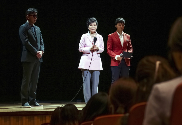 박근혜 전 대통령이 2014년 8월27일 서울 종로구 상명대학교 상명아트센터에서 열린 융복합 뮤지컬 <원데이> 공연에 앞서 무대에 올라와 인사말을 하고 있다. 왼쪽이 차은택 공연 총연출자다. 청와대사진기자단