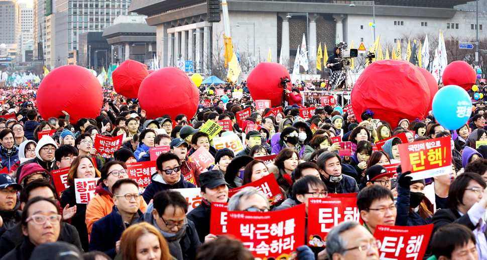 지난겨울, 찬 바람 부는 거리에서 우리 모두는 꺼지지 않는 촛불이었다. 지난 3월4일 저녁 ‘박근혜 없는 3월, 그래야 봄이다! 헌재 탄핵 인용! 박근혜 구속! 황교안 퇴진! 19차 범국민행동’ 집회가 서울 광화문광장에서 열려 참석자들이 박근혜 탄핵을 염원하는 행사를 하고 있다. 3월10일 헌법재판소는 “피청구인 대통령 박근혜를 파면한다”는 결정을 내렸다. 김경호 선임기자 jijae@hani.co.k