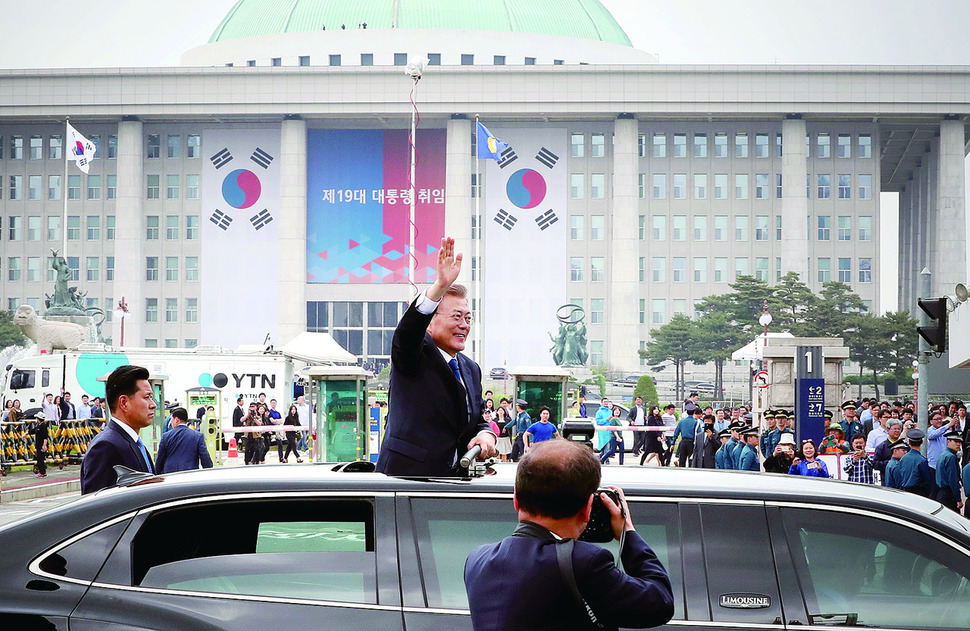 2017년 5월10일 취임식을 마친 문재인 대통령이 국회 앞을 지나며 시민들에게 손을 흔들고 있다. 김태형 기자 xogud555@hani.co.kr