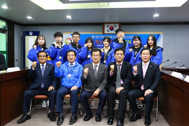 28일 진천군청에서 열린 1회 진천세계청소년무예마스터십 청소년기자단 발대식에서 이시종 충북지사(아래 가운데), 송기섭 진천군수(아래 왼쪽 두 번째) 등 참가자들이 파이팅을 외치고 있다. 진천군청 제공