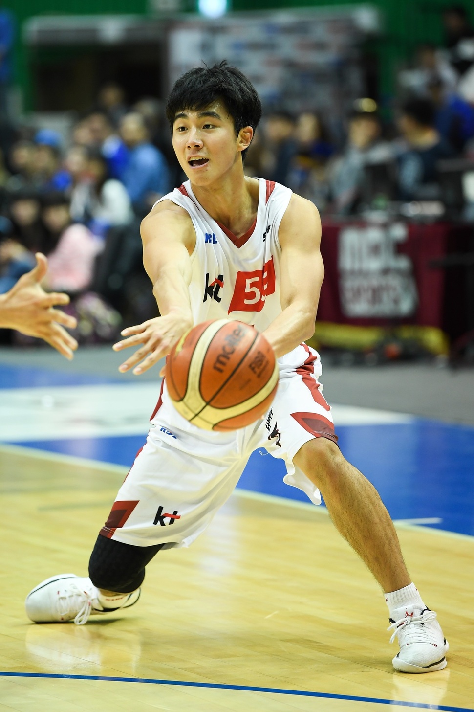 케이티의 박지훈이 29일 잠실실내체육관에서 열린 삼성과의 경기에서 패스하고 있다. KBL 제공