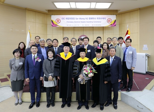 국제올림픽위원회(IOC) 재정위원장인 세르 미앙 능(가운데 꽃다발 든 이)이 30일 서울 송파구 한국체육대학에서 명예박사 학위를 받은 뒤 한국체대 관계자들과 기념촬영을 하고 있다. 한국체육대학 제공