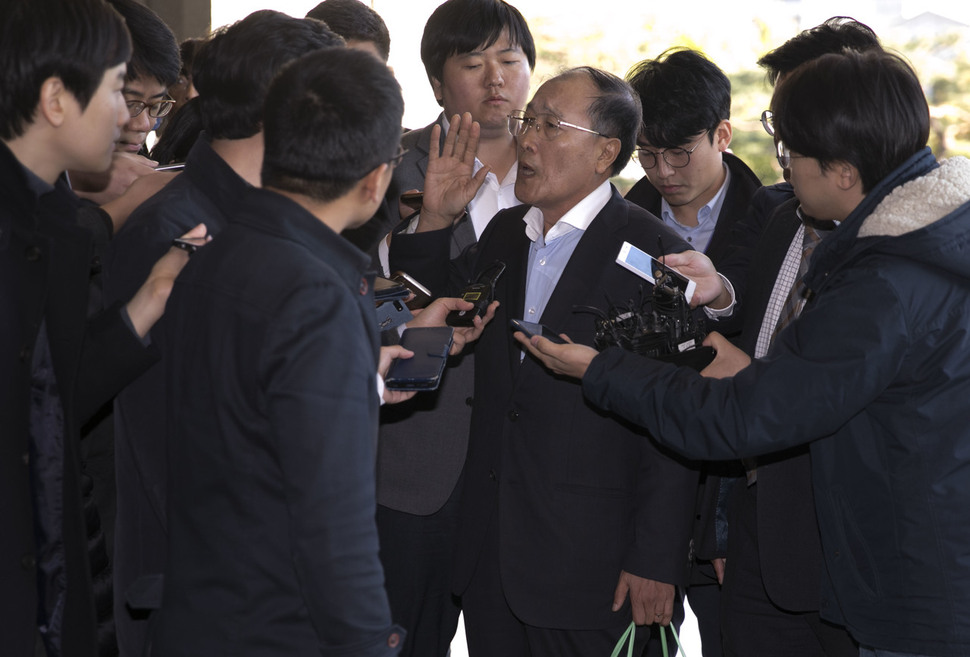 국정원의 공영방송 개입 의혹 사건과 관련해 김재철 전 <문화방송> 사장이 30일 오후 서울 서초구 서울중앙지검에서 조사를 받기 위해 청사 안으로 들어가며 취재진의 질문에 답하고 있다. 김성광 기자 flysg2@hani.co.kr