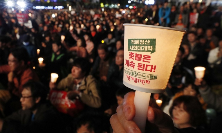 [사설 속으로] 한겨레·중앙일보, '촛불 1년 평가’ 사설 비교해보기