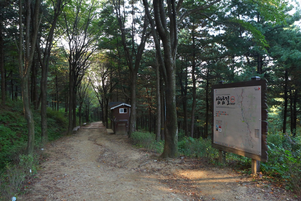 오산시의 독산성길은 가을 낙엽을 밟으며 산보하기 딱 좋다. 도보로 2시간 걸린다.