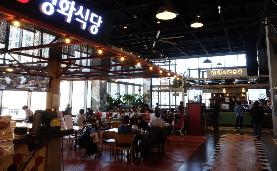31일 오후 경기도 고양시 ‘스타필드 고양’의 식당가 모습. 스타필드 개장 이후 인근 지역 음식점과 옷가게 등의 폐업이 잇따르고 있다.