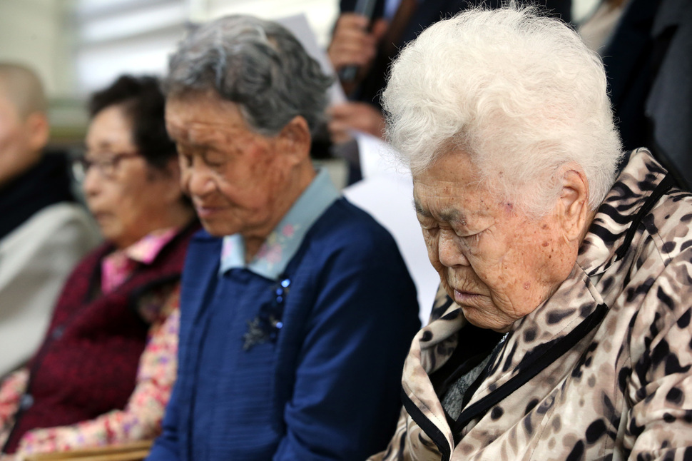 지난해 11월1일 오후 경기 광주 퇴촌면 ‘나눔의 집’에서 열린 일본군 위안부 관련 기록물 유네스코 세계기록유산 등재를 위한 민간국제모금운동 전개 기자회견에서 이옥선(오른쪽부터), 박옥선, 하점연 할머니가 힘겹게 앉아 있다. 참석자들은 일본 정부가 기록물 등재를 방해하기 위해 유네스코에 분담금 지급을 거부하고 있는 상황에서, 세계시민들이 유네스코 분담금 민간모금운동에 동참할 것을 호소했다.