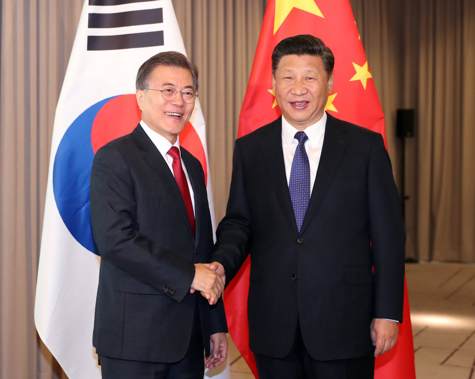 지난 7월6일 주요20개국 정상회의 계기에 베를린에서 열린 첫 한-중 정상회담에서 문재인 대통령과 시진핑 중국 국가주석이 악수하고 있다. 연합뉴스