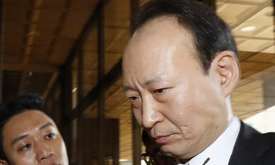 [한겨레 사설] 국정원 특수활동비까지 상납받은 ‘문고리 2인방’