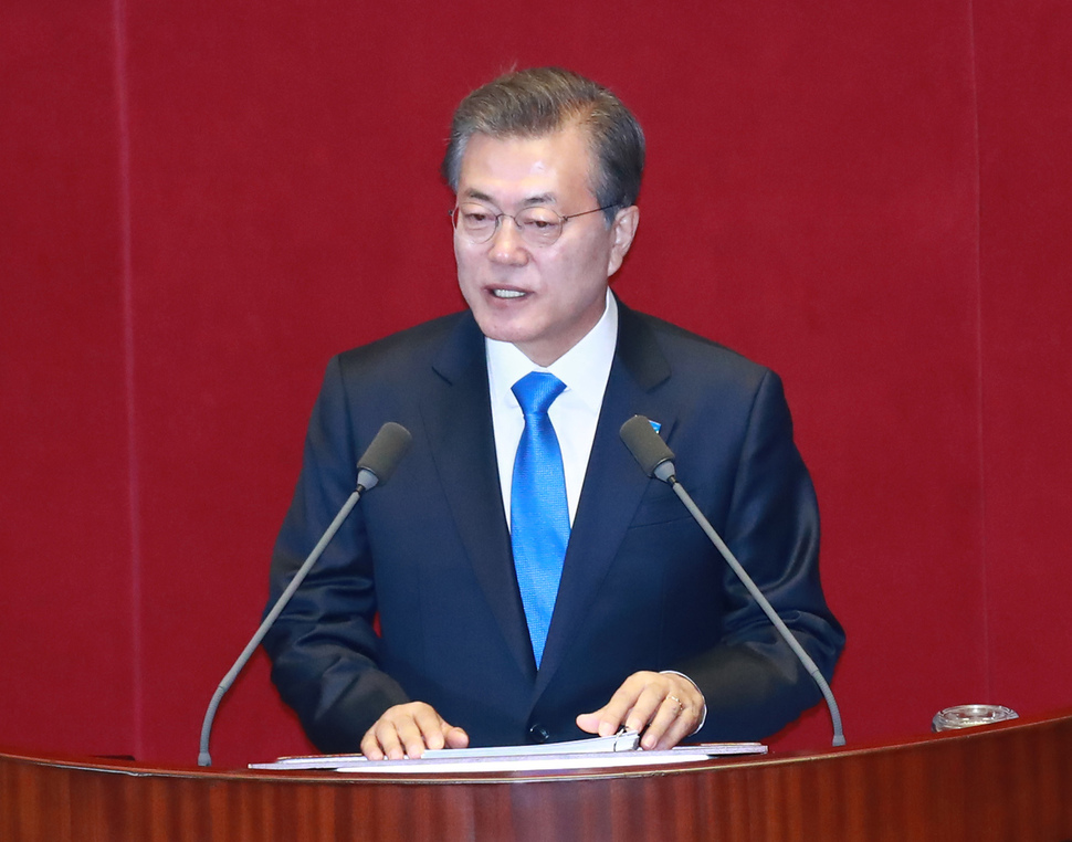문재인 대통령이 1일 오전 서울 여의도 국회 본회의장에서 내년도 예산안 국회 본회의 상정에 따른 시정연설을 하고 있다.   공동취재사진