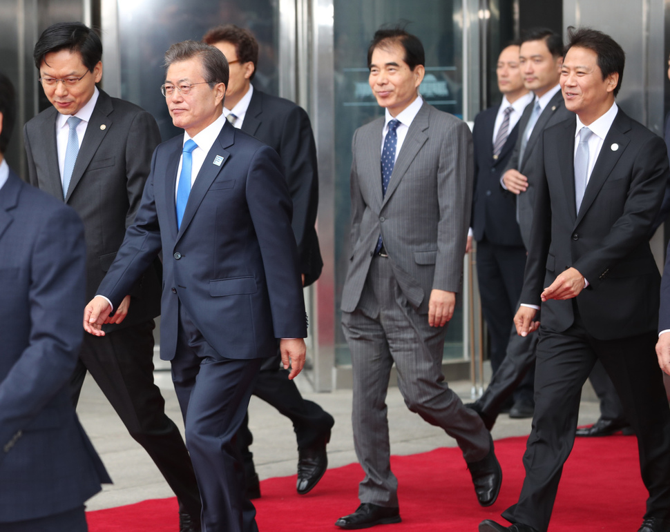 문재인 대통령이 1일 오전 내년도 예산안의 국회 본회의 상정에 따른 시정연설을 한 뒤 국회를 나서고 있다.  한겨레 강창광 기자