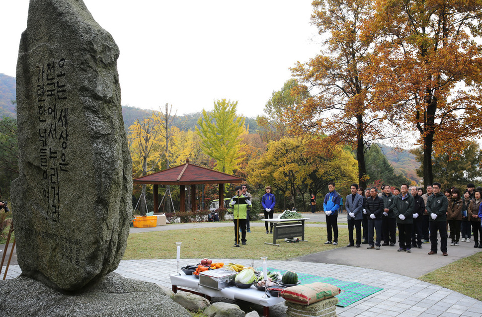 1일 서울동물원 직원들이 경기도 과천 서울동물원 안에 있는 동물위령비 앞에서 위령제를 열고 있다.