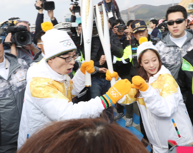 두번째 성화봉송 주자인 유재석(왼쪽)이 첫번째 주자 유영과 성화봉송 전 포즈를 취하고 있다. 영종도/연합뉴스