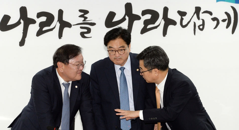 김동연 경제부총리(오른쪽부터)와 더불어민주당 우원식 원내대표, 김태년 정책위의장이 1일 오후 국회 의원회관에서 열린 혁신창업 활성화 방안 당정협의에서 대화하고 있다. 연합뉴스