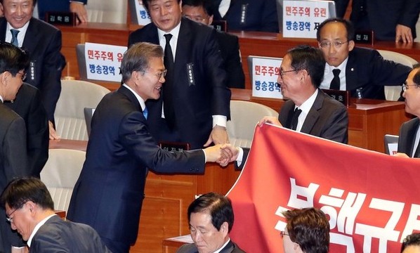 IMF·촛불 꺼낸 문 대통령 “사람 중심 경제로 대전환”