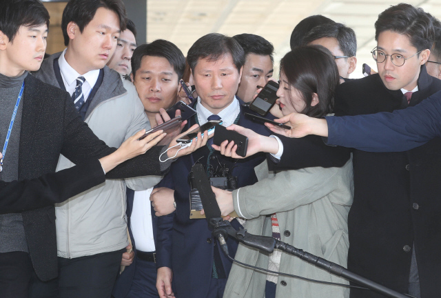 박근혜 전 대통령의 &#39;문고리3인방&#39; 중 한명인 안봉근이 긴급체포되어 지난달 31일 오전 서울 서초동 서울중앙지검으로 소환되고 있다. 신소영 기자 viator@hani.co.kr