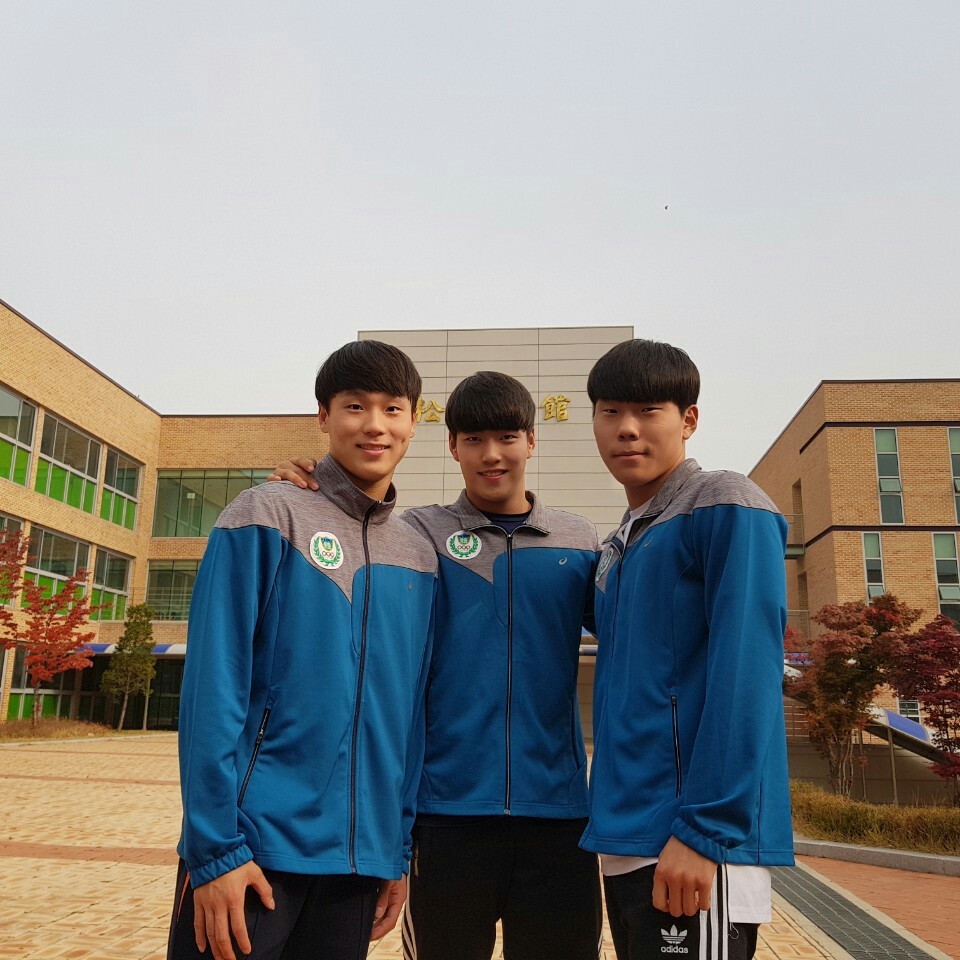 호수에 빠진 여성을 구조한 강원체고 수영부 3학년 김지수(19·사진 왼쪽부터)·성준용(19)·최태준(19) 학생. 강원체고 제공