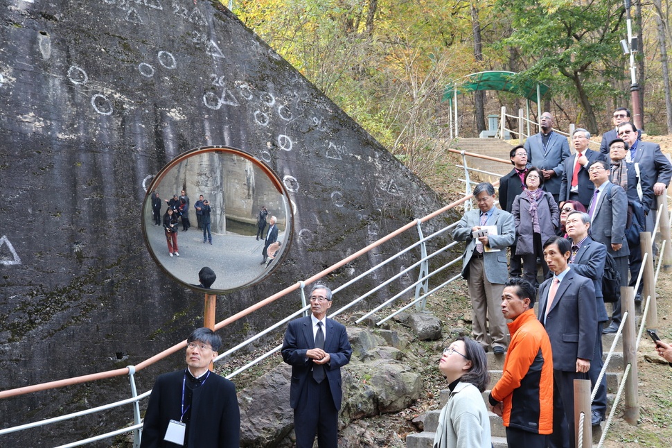 허버트 넬슨 미국 장로교단 사무총장과 대한예수교장로회 목회자 등이 2일 노근리 쌍굴다리 현장을 찾아 노근리 사건 당시 상황 설명을 듣고 있다.오윤주 기자