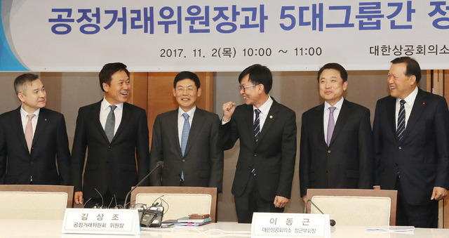 김상조 공정거래위원장이 2일 서울 중구 대한상공회의소에서 삼성·현대차·에스케이(SK)·엘지(LG)·롯데 등 5대 그룹 전문경영인들과 만나 기념사진을 찍고 있다. 왼쪽부터 하현회 엘지 사장, 박정호 에스케이텔레콤 사장, 이상훈 삼성전자 사장, 김상조 위원장, 정진행 현대자동차 사장, 황각규 롯데지주 사장. 신소영 기자 viator@hani.co.kr