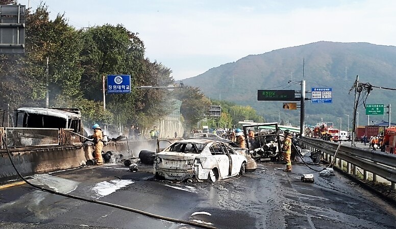2일 오후 경남 창원터널 인근 차량 10대 화재사고로 3명이 숨지고 5명이 크게 다쳤다. 경남경찰청 제공