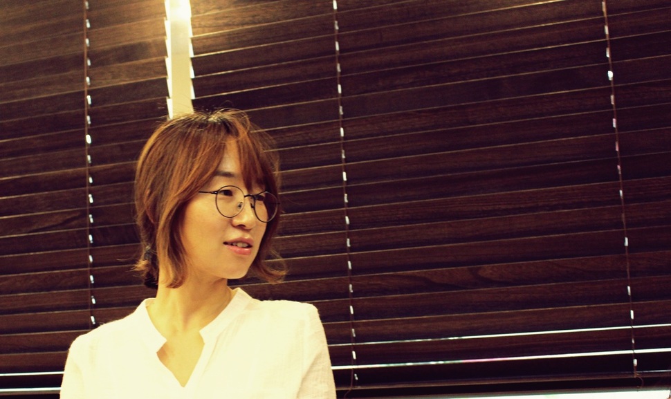 굵직한 사회적 이슈들을 다룬 첫 장편 <아홉번째 파도>를 낸 소설가 최은미. “제 인물들을 따뜻한 길목에 오래 머물게 하지 못한 것이 계속 미안합니다”라고 ‘작가의 말’에 썼다. 문학동네 제공