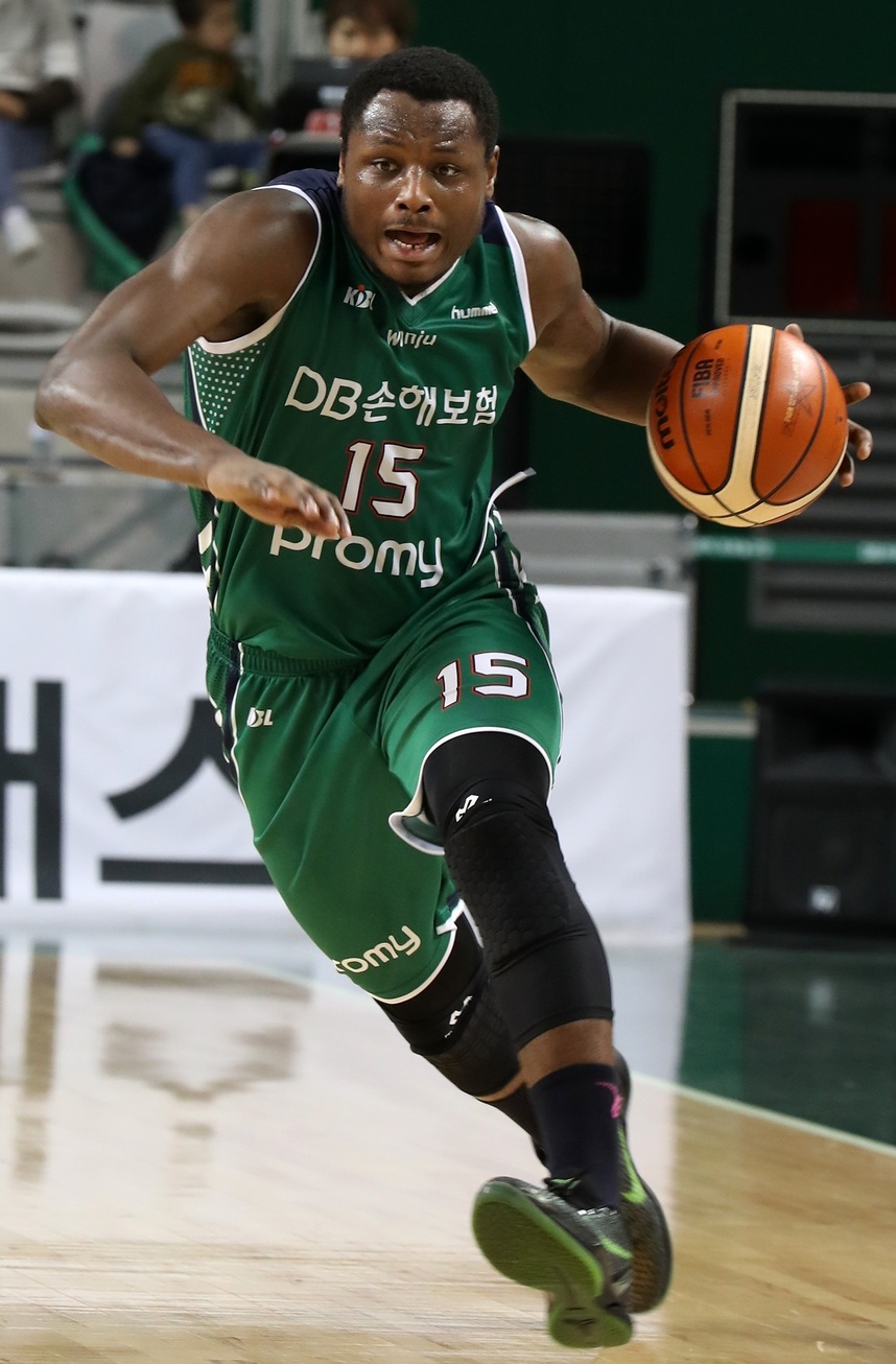 2일 강원도 원주종합체육관에서 열린 2017~2018 정관장 프로농구 원주 디비(DB)와 창원 엘지(LG)의 경기에서 디비의 버튼이 돌파를 시도하고 있다. 원주/연합뉴스