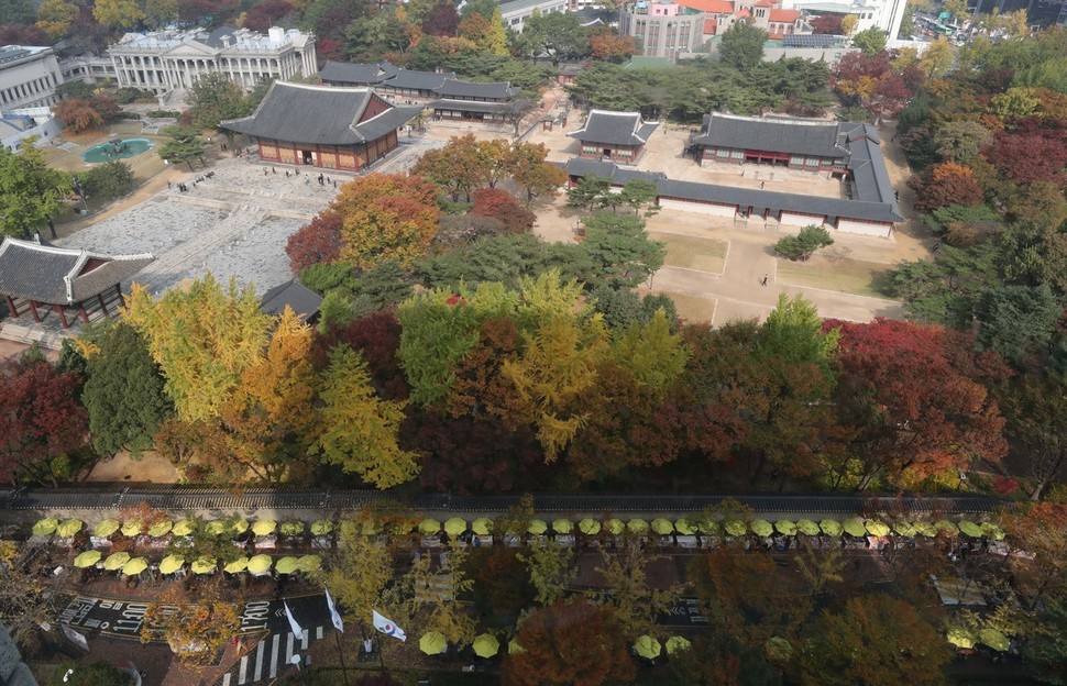 서울지역에 가을비가 지나간 3일 오전 서울 중구 정동길에서 울긋불긋 단풍 아래로 시민들이 가을의 정취를 느끼고 있다. 백소아 기자 thanks@hani.co.kr