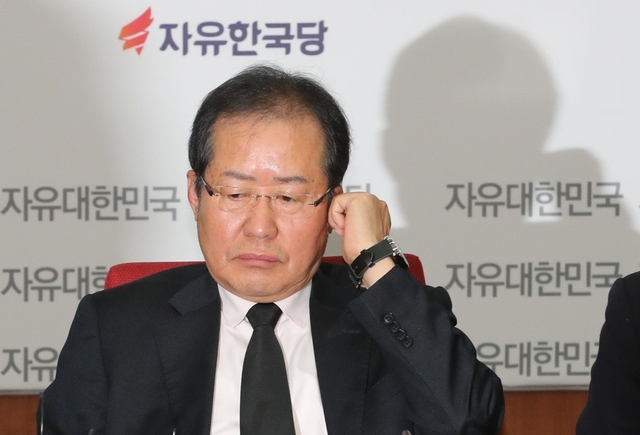 홍준표 자유한국당 대표가 3일 오전 최고위원회에 참석했다.