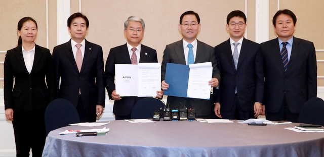 국민의당 김동철 원내대표(왼쪽 세번째)와 바른정당 주호영 당대표 권한대행 겸 원내대표가 3일 오전 국회 본청 귀빈식당에서 열린 정책협약 발표 공동기자간담회에서 협약서를 들어보이고 있다. 왼쪽부터 국민의당 권은희 원내수석부대표, 이용호 정책위의장, 김동철 원내대표, 바른정당 주호영 당대표 권한대행 겸 원내대표, 김세연 정책위의장, 정양석 원내수석부대표. 연합뉴스