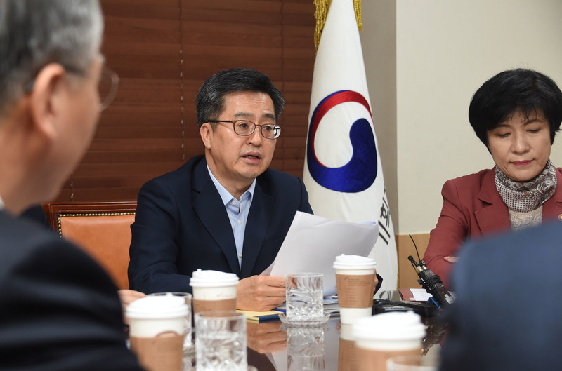 3일 김동연 부총리 겸 기획재정부 장관이 정부서울청사에서 열린 경제현안 간담회에서 관계 장관들과 일자리 안정자금 시행방안을 논의하고 있다. 기획재정부 제공