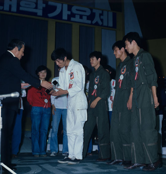제2회 대학가요제에서 수상한 활주로. 이후 송골매로 이어지며 한국 록음악사에 한 획을 긋는다. 활주로 제공.