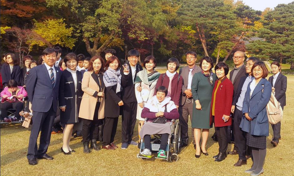 문재인 대통령의 부인 김정숙 여사(앞줄 오른쪽 넷째)가 장애인 특수학교 설립을 위해 무릎 꿇은 엄마 등 장애인부모연대 소속 부모 및 학생들의 청와대 방문 소식에 마중 나가 격려한 사진이 지난 3일 청와대 공식 페이스북에 게재됐다. 청와대 페이스북