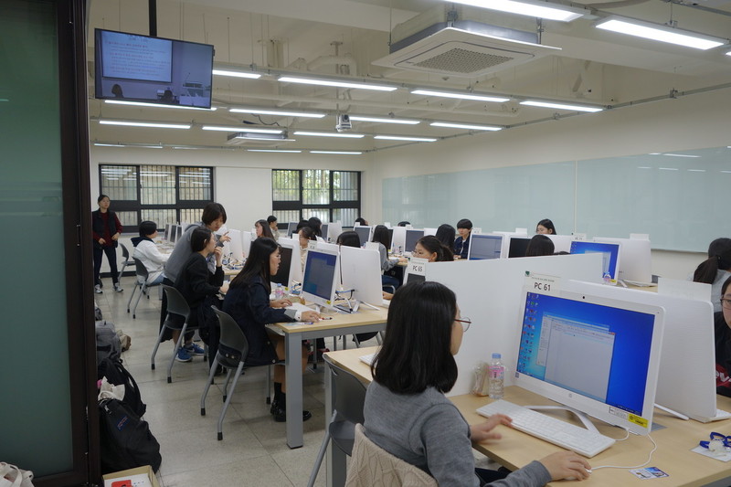 지난달 28일 전자기기업체 화웨이와 이화여대가 함께 주최한 전국여고생프로그래밍 경진대회의 현장 모습. 사진제공 화웨이