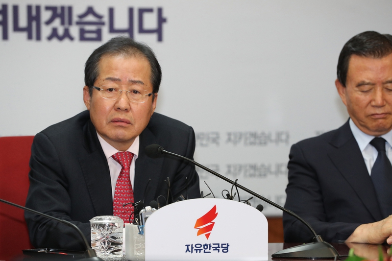 자유한국당 홍준표 대표가 3일 오후 서울 여의도 당사에서 열린 기자간담회에서 한국당 1호 당원인 박근혜 전 대통령 제명 사실을 밝히고 있다. 연합뉴스