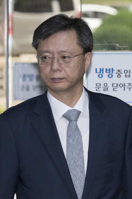 우병우 청와대 전 민정수석이 지난 8월 서울 서초구 서울중앙지방법원에서 열린 공판에 출석하고 있다. 김성광 기자 flysg2@hani.co.kr