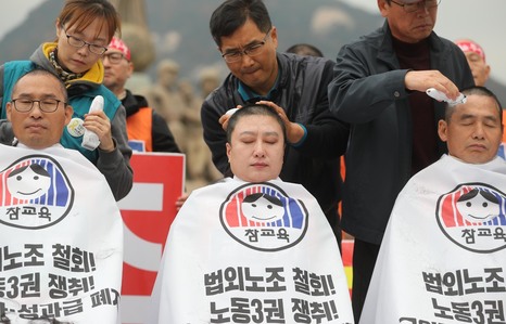 전국교직원노동조합 중앙집행위원들이 1일 서울 종로구 청와대 분수대 앞에서 법외노조 통보 철회 등을 요구하며 집단삭발을 하고 있다. 신소영 기자 viator@hani.co.kr