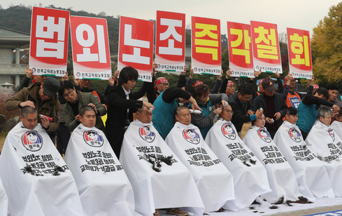 전국교직원노동조합 중앙집행위원 25명이 지난 1일 법외노조 철회에 소극적 태도를 보이는 정부에 대한 항의 표시로 집단 삭발을 하고 있다. 신소영 기자 viator@hani.co.kr