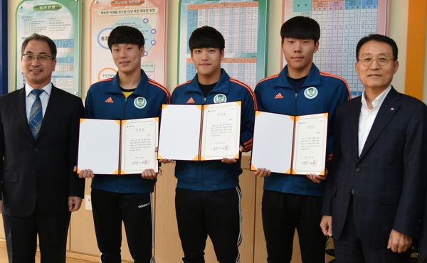 왼쪽부터 김웅일 강원체고 교장, 성준용·김지수·최태준 학생, 남상건 엘지복지재단 부사장.