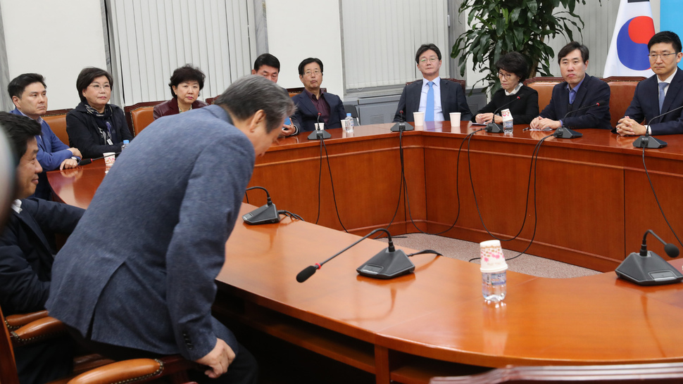 바른정당 의원들과 지도부가 5일 밤 국회에서 의원총회를 열어 자유한국당과의 재결합 문제를 논의하기에 앞서 자리에 앉아 있다. 오른쪽부터 시계 반대 방향으로 김세연·하태경 의원, 진수희 최고위원, 유승민·강길부·황영철·박인숙·이혜훈·지상욱·유의동·김무성 의원. 강창광 기자 chang@hani.co.kr