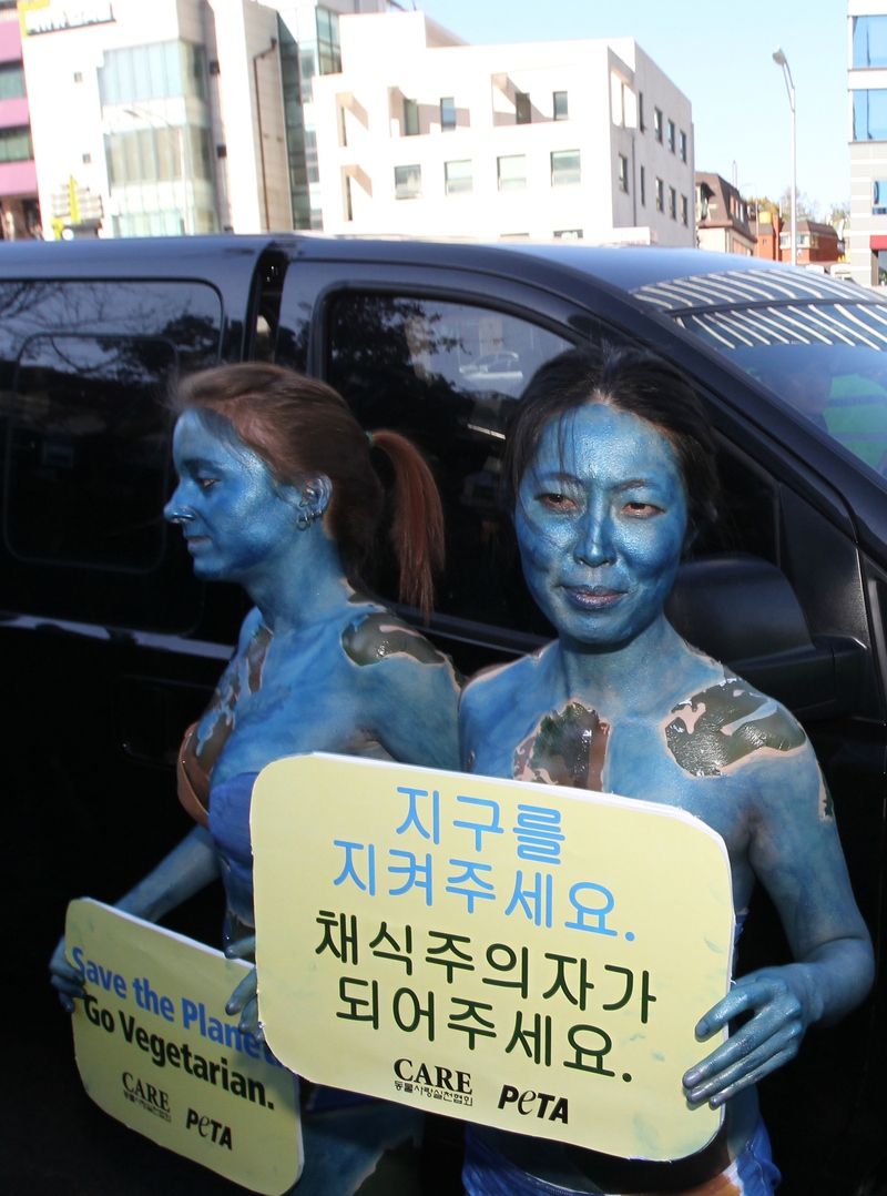 대양과 육지로 이루어진 지구의 모습으로 바디페인팅을 한 시민단체 회원들이 '지구를 구하세요, 채식하세요'라는 피켓을 들고 시위를 하는 장면. 한겨레 자료사진