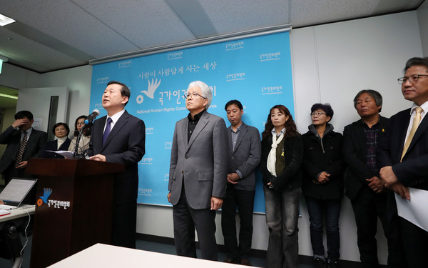 지난 10월 서울 저동 인권위원회 청사에서 열린 '국가인권위원회 혁신위원회' 발족 기자회견에서 이성호 인권위원장이 발표를 하고 있다. 연합뉴스.