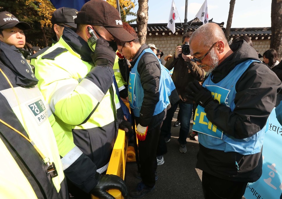 도널드 트럼프 미국 대통령 방한을 하루 앞둔 6일 오후 문정현 신부와 강해윤 교무를 비롯한 사드배치반대 시민사회단체 회원들이 삼보일배 평화기도를 하며 청와대를 향하던 중 경찰에 가로막혀 있다. 백소아 기자 thanks@hani.co.kr