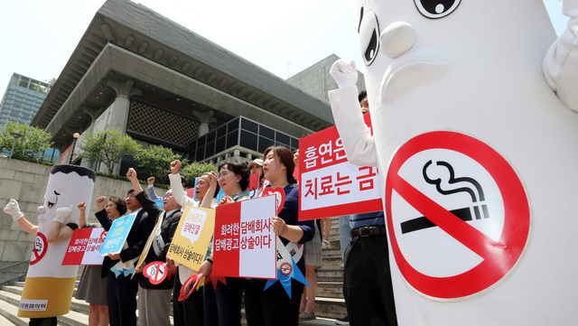 한국금연운동협의회 회원들이 지난해 5월31일 금연의 날을 맞아 서울 세종문화회관 앞에서 금연 캠페인을 벌이고 있다. 김태형 기자 xogud555@hani.co.kr