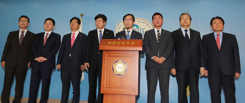 바른정당에서 자유한국당으로 복귀하기로 결정한 의원들이 6일 오전 국회 정론관에서 기자회견을 열고 바른정당 탈당 선언을 하고 있다. 왼쪽부터 홍철호, 김용태, 강길부, 이종구, 김영우, 황영철, 김무성, 정양석 의원. 이들 8인에다 주호영 원내대표까지 모두 9명이 탈당 명단에 이름을 올렸다. 신소영 기자 viator@hani.co.kr