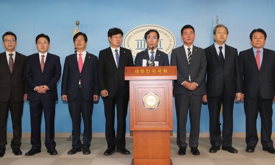 [한겨레 사설] ‘보수 혁신’ 내팽개친 바른정당 탈당파의 철새 행각