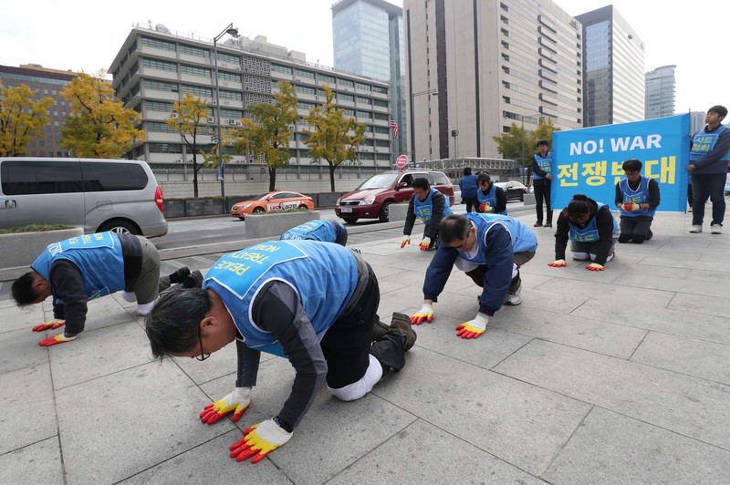 도널드 트럼프 미국 대통령 방한을 하루 앞둔 지난 6일 오후 서울 종로구 미국대사관 앞에서 사드배치반대 시민사회단체가 청와대를 향해 삼보일배 평화기도를 하고 있다. 백소아 기자 thanks@hani.co.kr