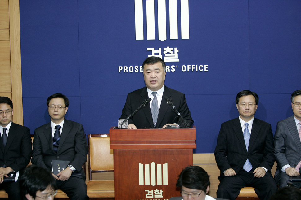 이인규 대검 중수부장이 2009년 6월12일 오후 서울 서초동 대검찰청 기자실에서 ‘연차 게이트&#39; 수사결과를 발표하고 있다. 이 부장의 좌우에 홍만표 수사기획관(오른쪽)과 우병우 중수1과장이 앉아 있다. 김명진 기자 littleprince@hani.co.kr